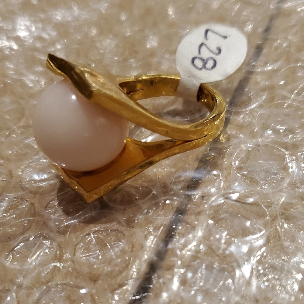 Nwt Lele Sadoughi Elegant Gold and Cream Statement Ring